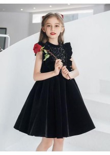 robe cocktail enfant courte rouge avec manches longues et jupe ample