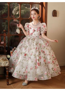 robe cortège fille en tulle léger et aérien recouverte de fleurs avec jupe ample