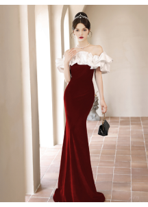 robe de soirée en velours rouge et blanc silhouette sirène