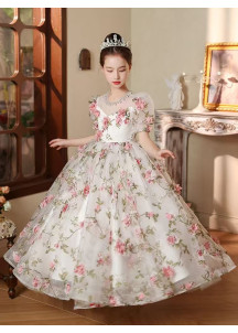 robe cortège fille en tulle léger et aérien recouverte de fleurs avec jupe ample