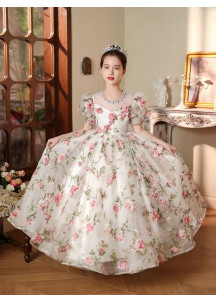 robe cortège fille en tulle léger et aérien recouverte de fleurs avec jupe ample