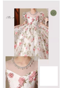 robe cortège fille en tulle léger et aérien recouverte de fleurs avec jupe ample