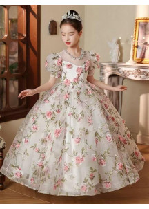 robe cortège fille en tulle léger et aérien recouverte de fleurs avec jupe ample