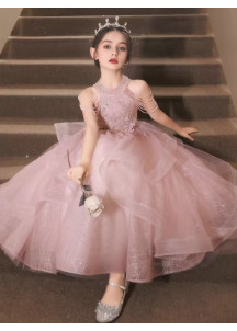 robe soirée enfant en tulle rose avec col haut et jupe ample à volants superposés