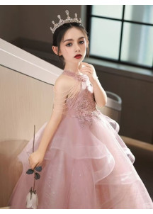 robe soirée enfant en tulle rose avec col haut et jupe ample à volants superposés