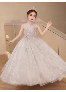 Vestido de dama de honor para niñas en plata brillante con tirantes adornados de perlas finas