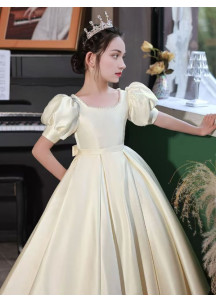 robe cortège fille longue en satin champagne avec manches courtes bouffantes