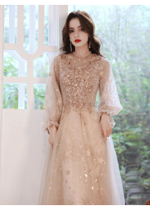 robe de soirée en tulle champagne brodée de sequins et de perles