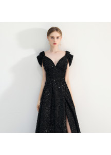 Vestido de noche negro con lentejuelas brillantes y escote en V