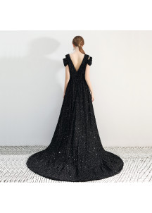 Vestido de noche negro con lentejuelas brillantes y escote en V