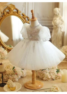 robe de baptêmes en tulle blanc parsemé de fines paillettes argentées