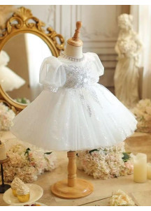 robe de baptêmes en tulle blanc parsemé de fines paillettes argentées