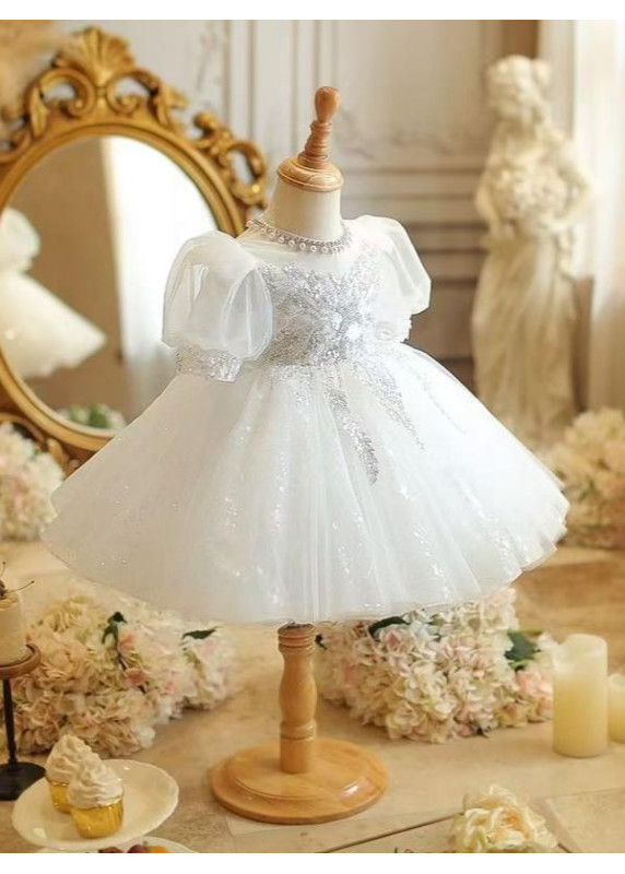 robe de baptêmes en tulle blanc parsemé de fines paillettes argentées