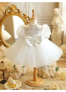 robe de baptêmes en tulle blanc parsemé de fines paillettes argentées