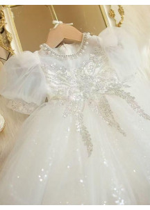 robe de baptêmes en tulle blanc parsemé de fines paillettes argentées