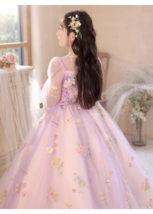 robe fête enfant en tulle lilas pâle aérien et léger orné de broderies florales multicolores