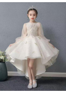 robe baptême en tulle blanc ivoire parsemée de sequins et broderies de papillons