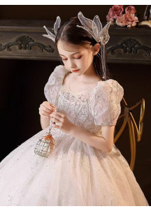 robe baptême petite fille en tulle blanc avec manches courtes bouffantes