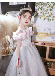 robe soirée de gala enfant en tulle gris ehaussé d'un drapé organza sur les épaules