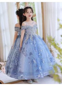 robe soirée cérémonie hivernale en tulle bleu orné de franges tombantes