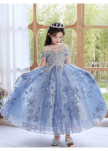 robe soirée cérémonie hivernale en tulle bleu orné de franges tombantes