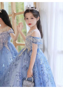 robe soirée cérémonie hivernale en tulle bleu orné de franges tombantes