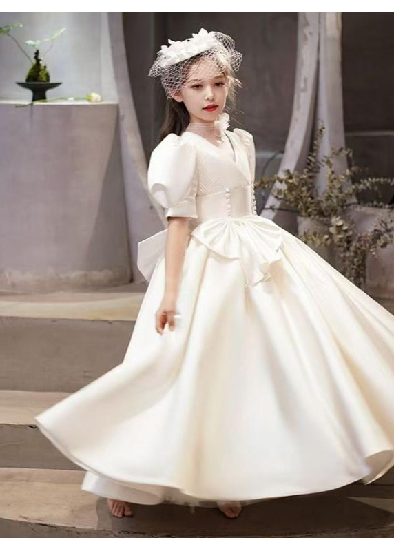 robe enfant mariage classique en satin blanc rehaussé de rangée de boutons décoratifs