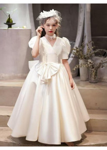 robe enfant mariage classique en satin blanc rehaussé de rangée de boutons décoratifs