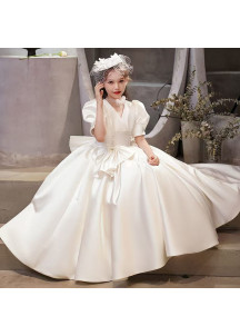 robe enfant mariage classique en satin blanc rehaussé de rangée de boutons décoratifs