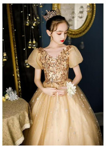 robe fille de cérémonie en tulle doré parsemé d'étoiles brillantes