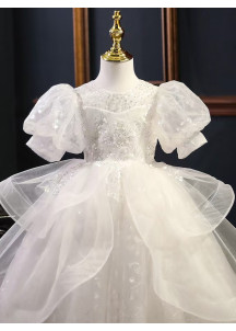 robe cortège fille en tulle blanc à volants superposés et manches courtes bouffantes