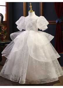 robe cortège fille en tulle blanc à volants superposés et manches courtes bouffantes