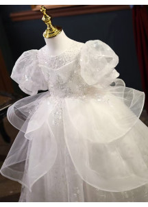 robe cortège fille en tulle blanc à volants superposés et manches courtes bouffantes