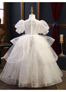 robe cortège fille en tulle blanc à volants superposés et manches courtes bouffantes