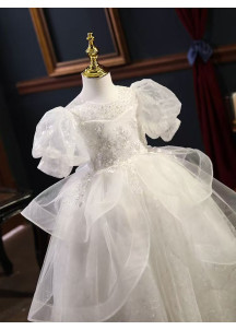 Vestido de Dama de Honor Blanco con Volantes Superpuestos