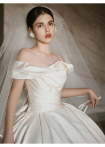 robe de mariée classique en satin blanc très romantisme