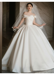 robe de mariée classique en satin blanc très romantisme