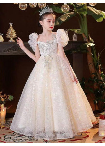 robe de cérémonie petite fille princesse en tulle champagne brodé de motifs argentés