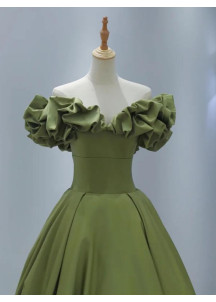 robe de soirée verte satiné corsage à épaules dénudées