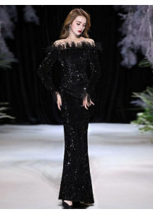 robe de soirée longue noire décolleté bateau rehaussé de plumes