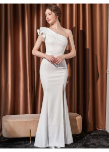 robe longue blanche de soirée avec col asymétrique et fente latérale