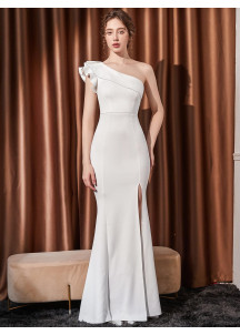 robe longue blanche de soirée avec col asymétrique et fente latérale