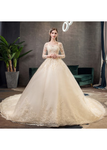 robe de mariée avec un corsage en dentelle et des manches longues