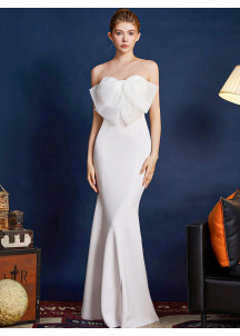 robe de soirée longue blanche coupe sirène avec un nœud volumineux