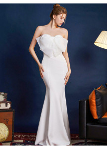 robe de soirée longue blanche coupe sirène avec un nœud volumineux