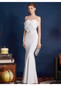 robe de soirée longue blanche coupe sirène avec un nœud volumineux