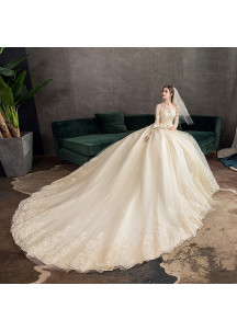 robe de mariée avec un corsage en dentelle et des manches longues