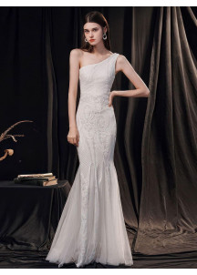 robe de bal blanche coupe sirène col asymétrique ornée de motifs délicats