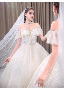 robe de mariée ample en tulle scintillant avec décolleté bouffant