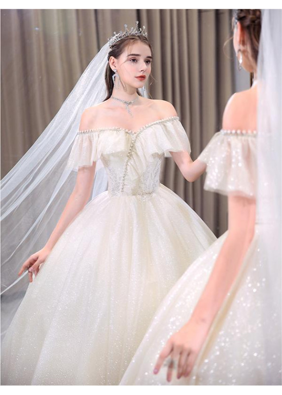 robe de mariée ample en tulle scintillant avec décolleté bouffant